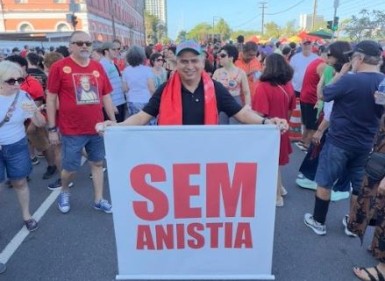 Doriel Barros participa de ato contra a PEC da Blindagem no Recife